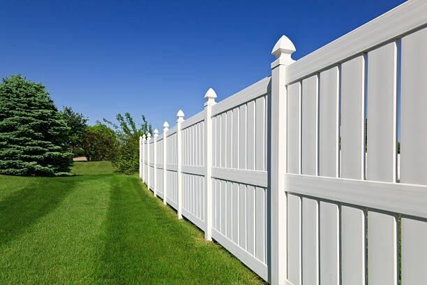 3 Benefits of Vinyl Fences for Your Homes Privacy